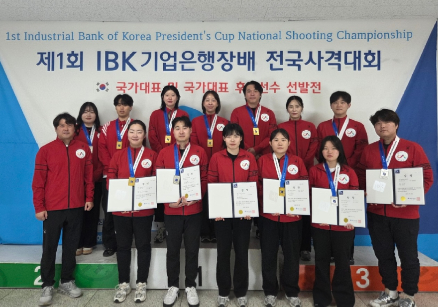 1. 서산시청 사격팀 선수들이 6월 4일 청주종합사격장에서 제1회 IBK기업은행장배 전국사격대회 메달 획득을 기념하는 모습.jpg