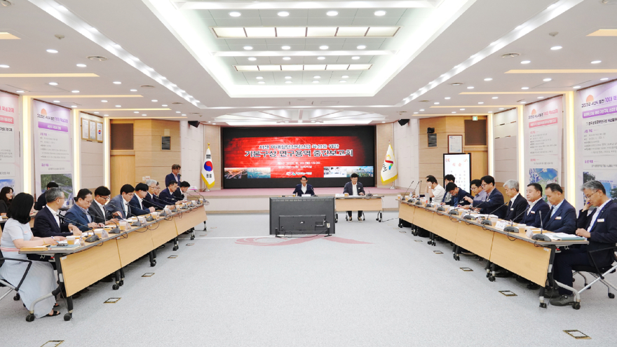 1. 지난 23일 시청 대회의실에서 열린 서산시 미래첨단전략산업 육성을 위한 기본구상 연구 중간 보고회.JPG