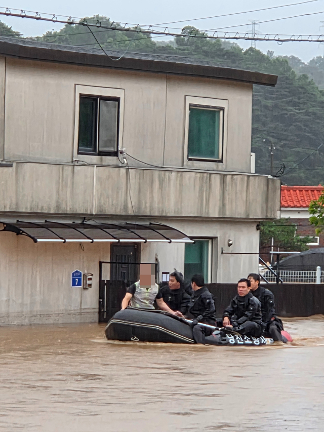 호우경보 속 당진소방서 구조대의 신속한 대응… 고립된 시민 무사 구조 (2).jpg