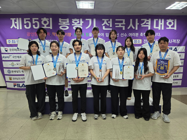 1. 서산시청 사격팀이 17일 전라남도국제사격장에서 열린 제55회 봉황기 전국사격대회에서 메달 획득을 기념하고 있다..jpg