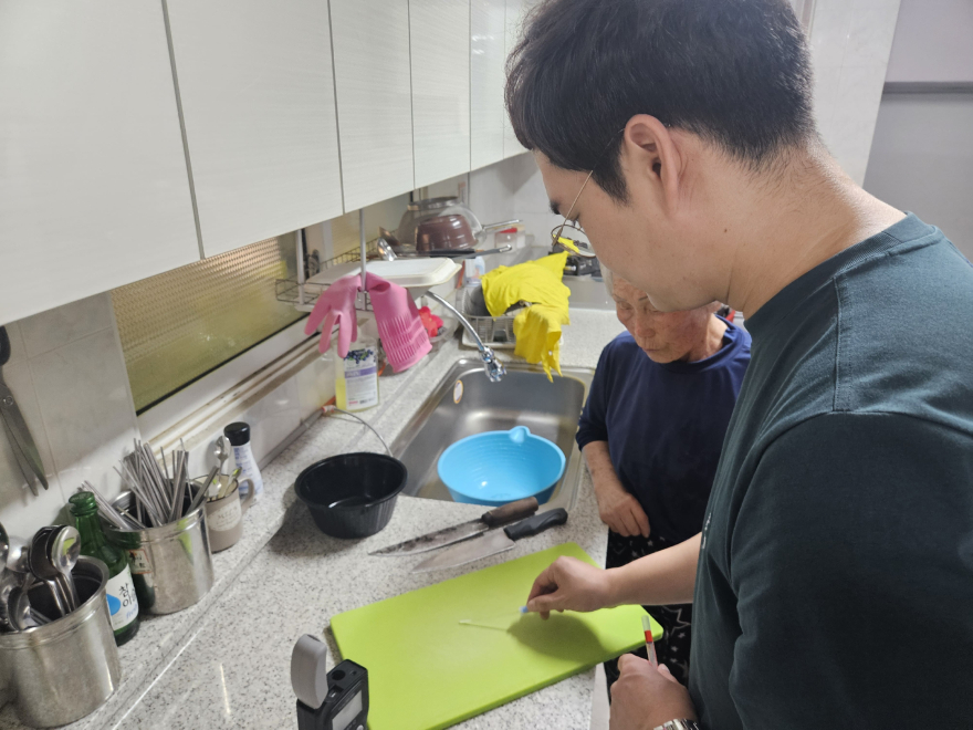 (사진2)임시주거시설 위생점검.jpg