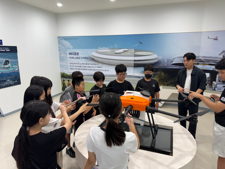 (사진3)드론 체험 프로그램 운영1.jpg