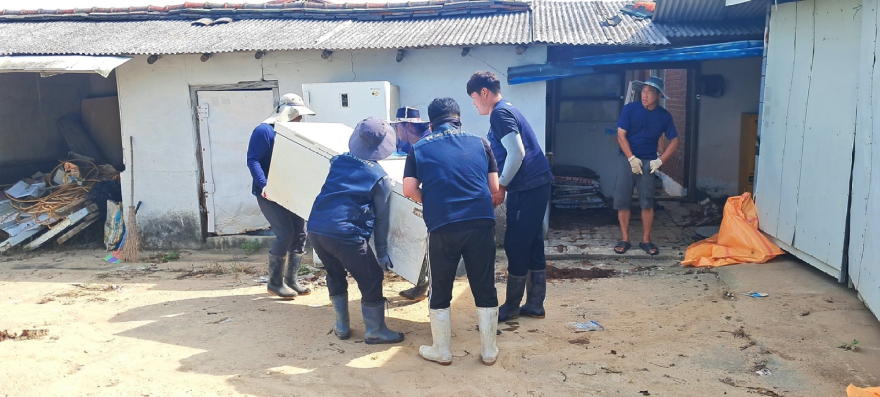 250723 충남도의회 사무처, 농수산위원회 수해마을 복구 지원 (4).jpg