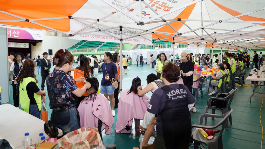 4. 지난 27일 서산시민체육관에서 열린 외국인 의료지원 자원봉사3.JPG