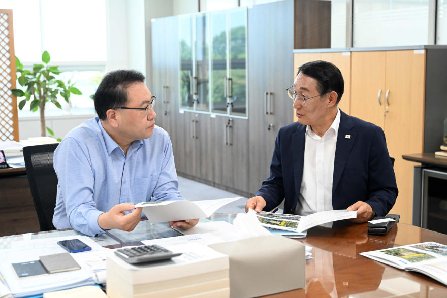 30일 (이용록홍성군수, 특별재난지역 추가 지정 건의)_유병서 기재부 예산 실장.jpg