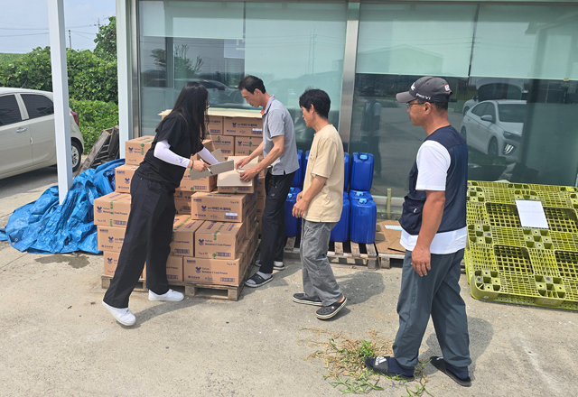 2. 지난 30일 (사)대한한돈협회 서산태안지부에서 양돈농가가 고온 스트레스 완화제를 공급받는 모습1.JPG