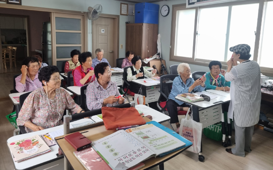 4. 성인문해교육 마을학교에서 한글 공부에 열중하는 어르신들1.jpg