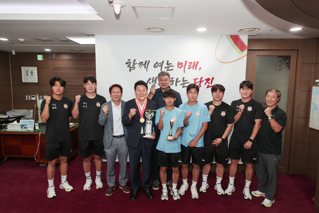 (사진2)신평고 축구부 격려1.JPG