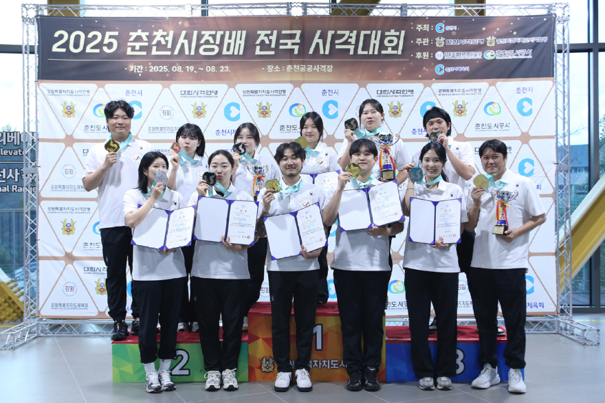 4. 서산시청 사격팀 선수들이 지난 19일부터 23일까지 열린 춘천시장배 전국 사격대회에서 메달 획득을 기념했다..jpg