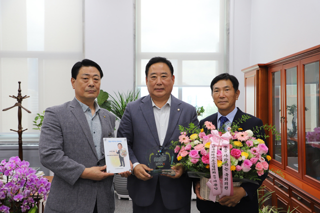 [사진2]_어기구_위원장__‘꽃을_사랑하는_국회의원’_위촉.JPG
