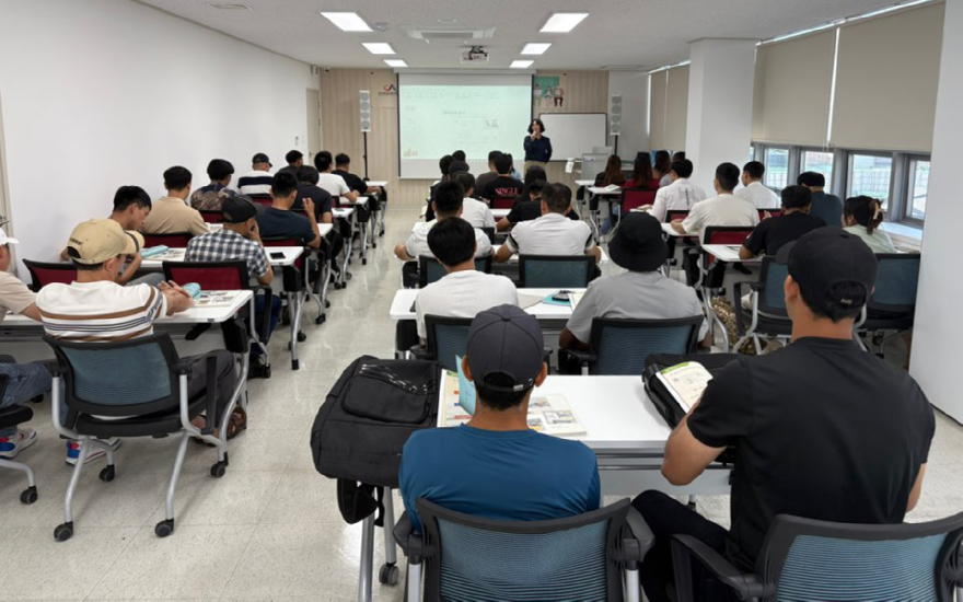2. 지난 8월 24일 서산시 외국인 근로자 지원센터에서 진행된 한국어 교육1.jpg