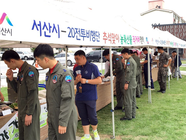2. 지난 2019년 공군 제20전투비행단 내에서 진행된 추석맞이 농특산물 판매전.jpg