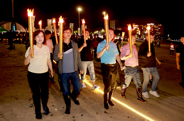 무창포 신비의바닷길 축제 횃불 체험 (2).jpg