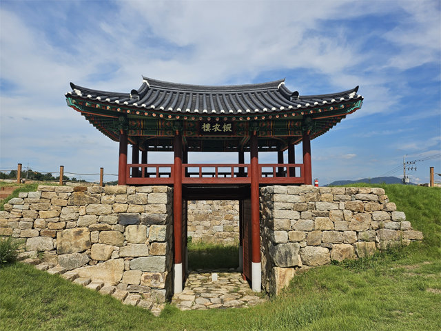 26일(102년 만에 제모습 찾은 홍성 결성읍성 동문 문루, 준공식 개최).png