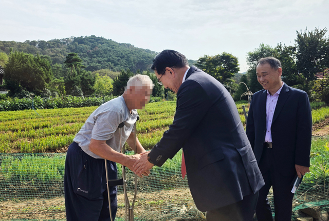 4. 지난 1일 이완섭 서산시장이 팔봉면에 거주하는 중증장애인 가정을 방문해 위문품을 전달하고 안부를 살폈다..jpg