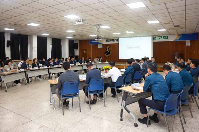 사진3] 평택경찰서에서 간담회하는 평택시의회 의원.jpg