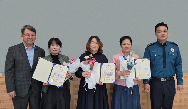 30일 (첨단 기술로 범죄 예방, 홍성군 CCTV 관제 우수 사례 ‘주목’)_서종일 홍보전산담당관, 관제원 이미현, 전미영, 유승연, 최석진 범죄예방대응과장.jpg