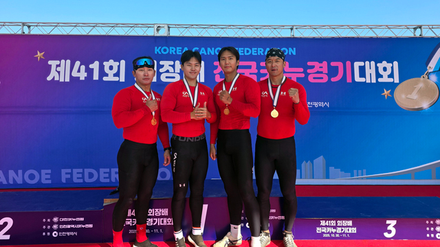 4. 서산시청 카누팀 선수들이 제41회 회장배 전국카누경기에서 메달 획득을 기념하는 모습(왼쪽부터 나재영, 최지성, 강신홍, 신동진 선수).jpg
