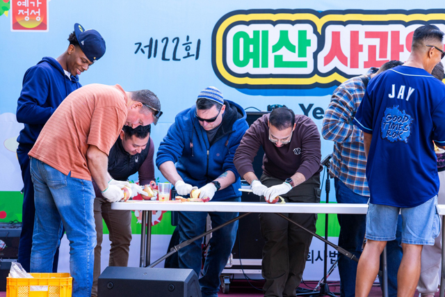 2.제22회 예산사과와인페스티발 현장 모습(사과깎기대회).jpg