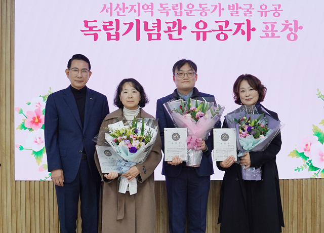 2. 지난 3일 시청 시장실에서 열린 독립운동가 발굴 유공자 표창 수여식.JPG