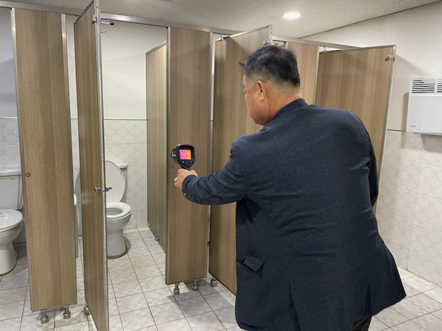 2일 (여성친화도시 홍성, 화장실 불법촬영 탐지카드 비치)_점검 사진.jpg