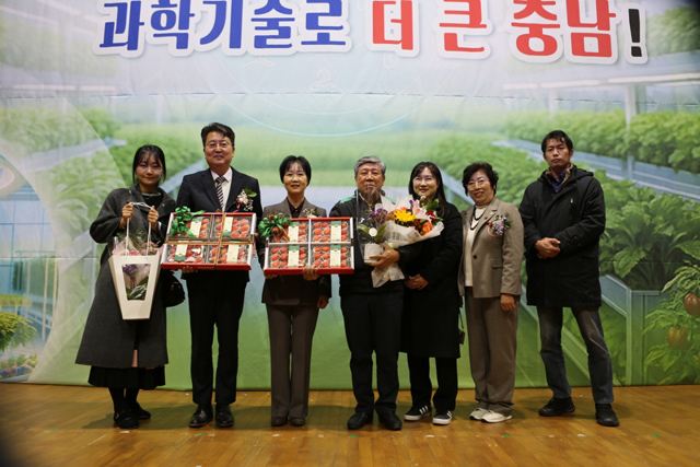 15일 (홍성군, 전국 우수농업기술센터 최우수상 수상).jpeg