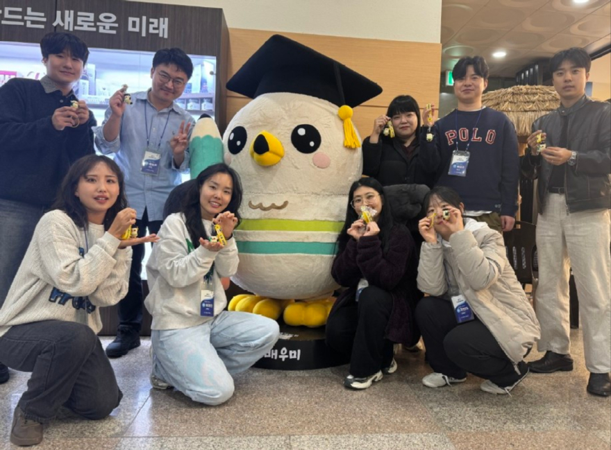 도 인재개발원 신규 공무원 임용 과정 7기 교육생 기념품 배포 사진.jpg