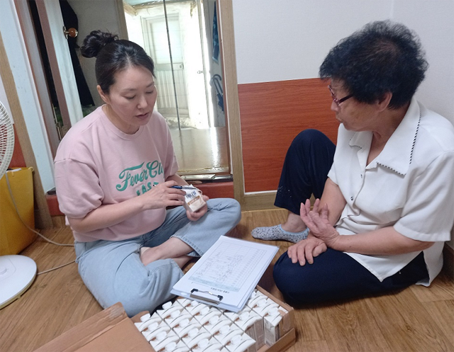 16일 (홍성군, 영양의 빈틈 메운다...취약계층 지원 ‘눈길’)_지난 8월 영양음료 지원 모습.PNG