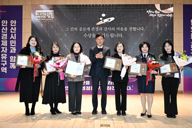 3.안산시, 2025 연말 표창장 수여식 개최… 유공자 공로 빛내.jpg