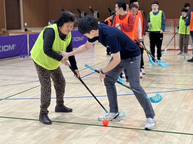 6.장애인주간이용센터 플로어볼 프로그램 운영 모습 (2).jpg