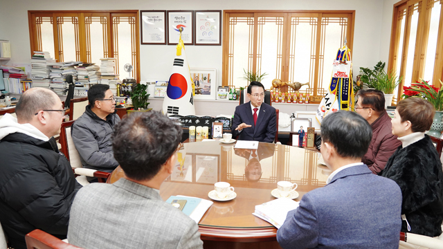 2. 지난 26일 시청 시장실에서 진행된 법인택시 회사와의 면담 장면1.JPG