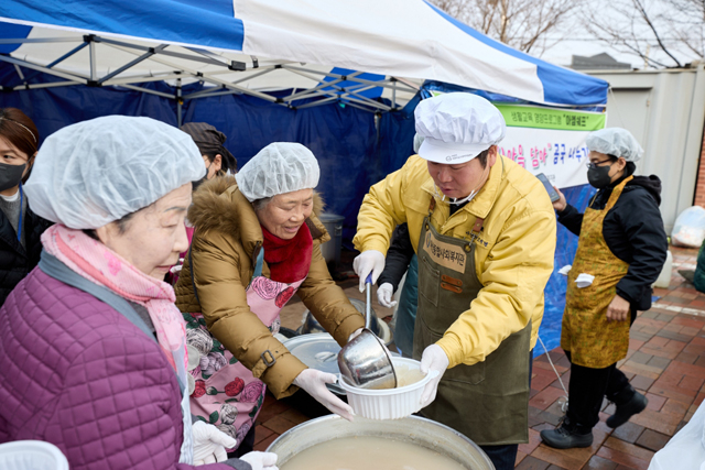1. 아산종합사회복지관, ‘아엠쉐프 온마음 담아 곰국 나누기’ 진행 (2).jpg