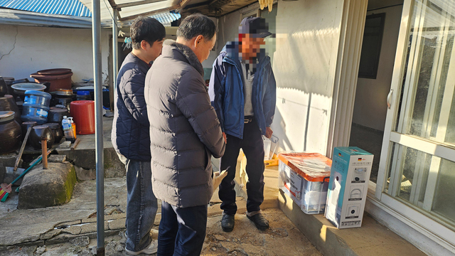 6. 서산시가 주거 취약 가구에 난방 용품을 전달하는 모습.jpg