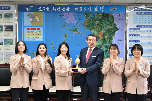 1. 보령머드팀(시장님 오른쪽이 최정선수).jpg