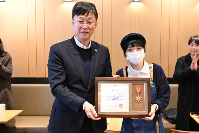 4.안산시, 따뜻한 수어로 감동 전한 커피점 점주에 모범시민 표창.jpg