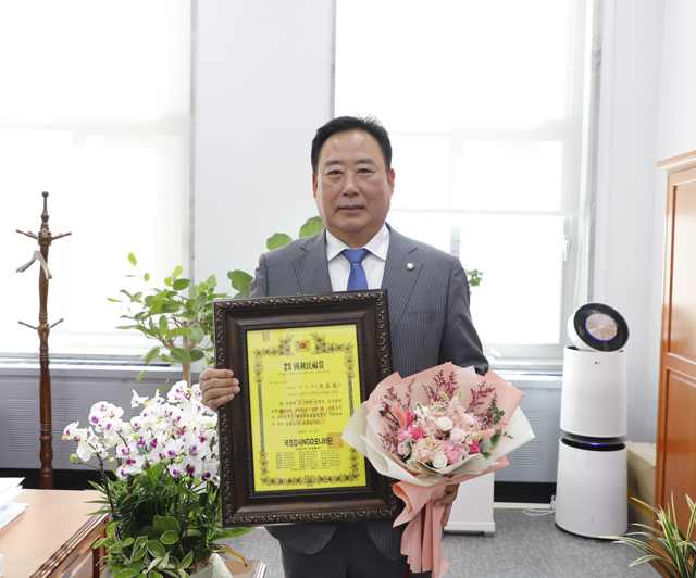 [사진2]_어기구_위원장__국정감사NGO모니터단_선정_‘국리민복상(우수위원장상)’_2년_연속_수상.JPG