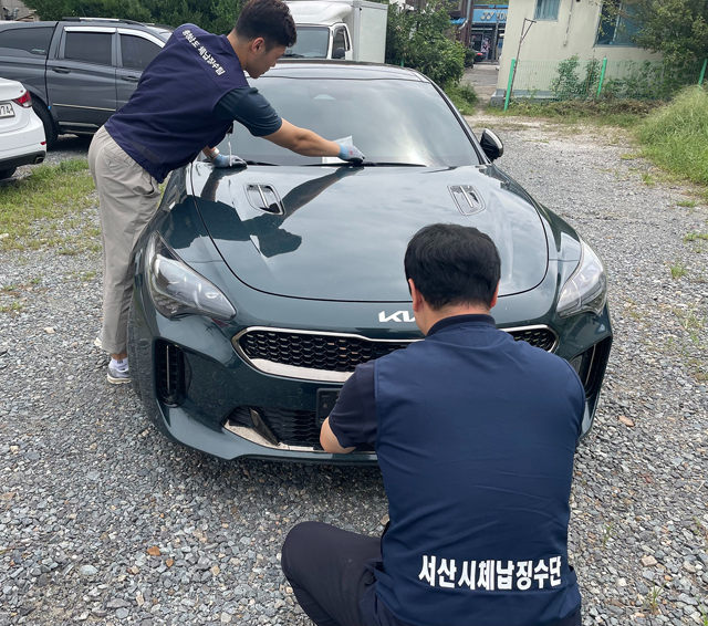 3. 서산시가 체납 차량 번호판 영치 활동을 진행하는 모습.jpg