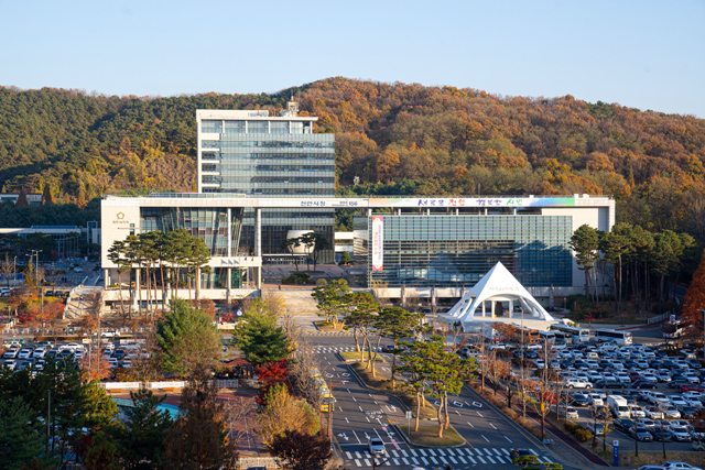 천안시청 전경(가을).jpg