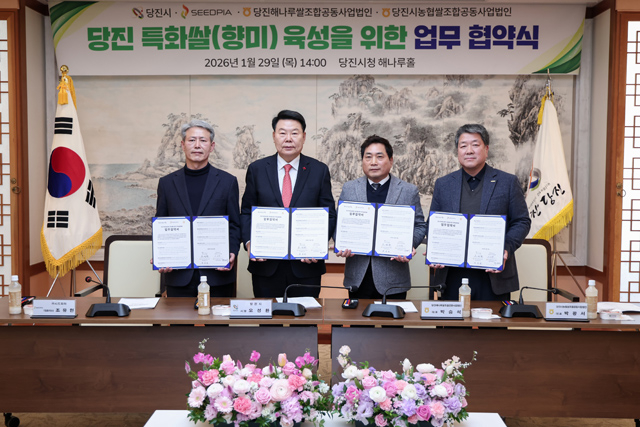 (사진2)특화쌀 지역실증재배 업무협약1.JPG