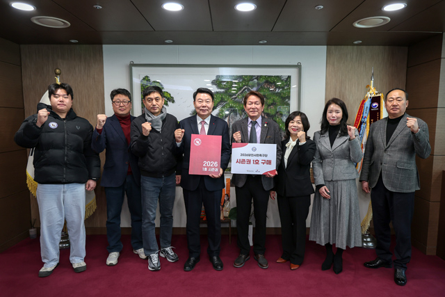 (사진2) 시장님, 당진시민축구단 임원 1호 시즌권 구매 릴레이 사진.JPG