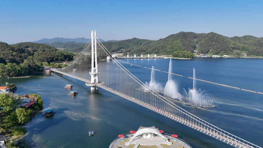 3.예당호 출렁다리와 음악분수 전경 (1).jpg