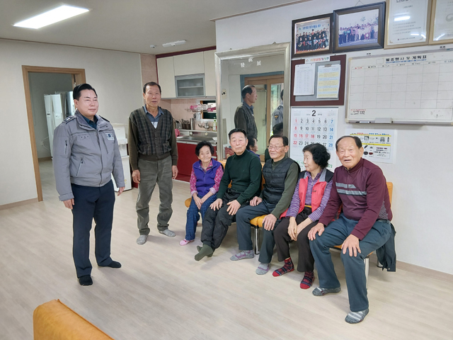 260225 서산경찰서 성연파출소 교통사고 및 보이스피싱 예방 홍보활동 전개!.jpg