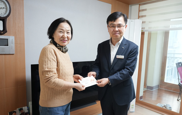 2. 신필승 서산시 부시장이 지난 25일 독립유공자 유족을 만나 감사의 뜻을 전달했다.3(인지면 정순희 씨).jpg