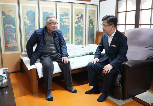 2. 신필승 서산시 부시장이 지난 25일 독립유공자 유족을 만나 감사의 뜻을 전달했다.1(음암면 김기흥 씨).jpg