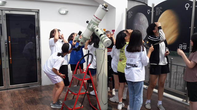 3. 류방택천문기상과학관에서 아이들이 별을 관측하는 모습.jpg