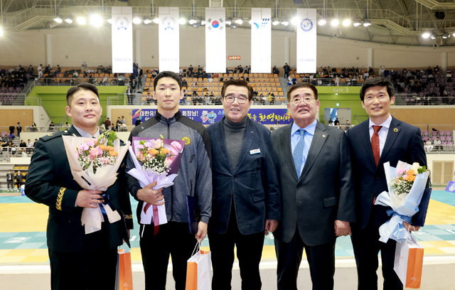1. 감사표창수여(하선우 중사, 이상준 병장, 보령시장, 조용철 대한유도회장, 김재훈 유도지도관 감독).jpg