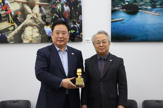 [사진1]_어기구_위원장__한국양봉협회_감사패_수상.JPG