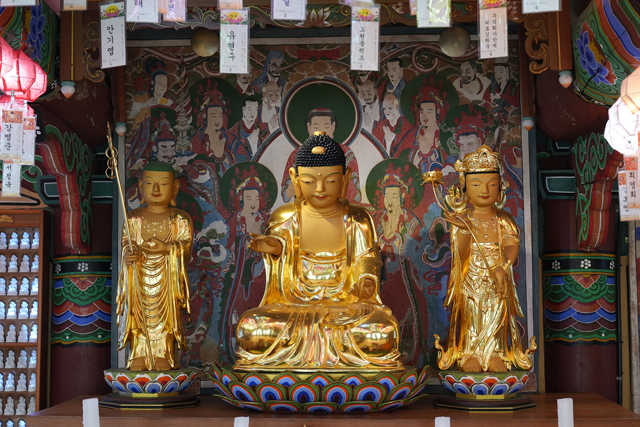 2. 충남도 유형문화유산으로 지정된 서산 부석사 목조여래좌상 모습(가운데)].JPG