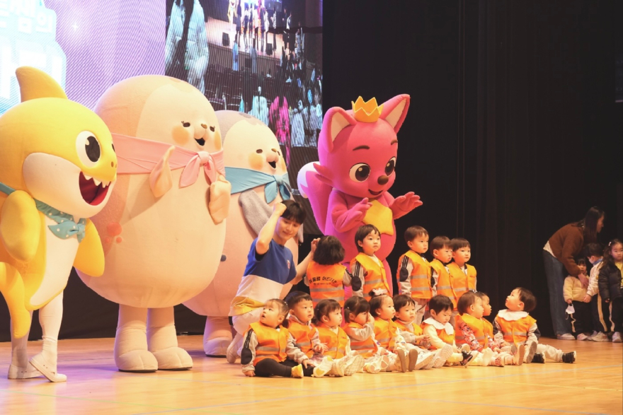5. 25일 서산시 문화회관 대공연장에서 진행된 ‘핑크퐁과 튼튼쌤의 댄스파티 with 가티와 오슈’ 공연1.jpg