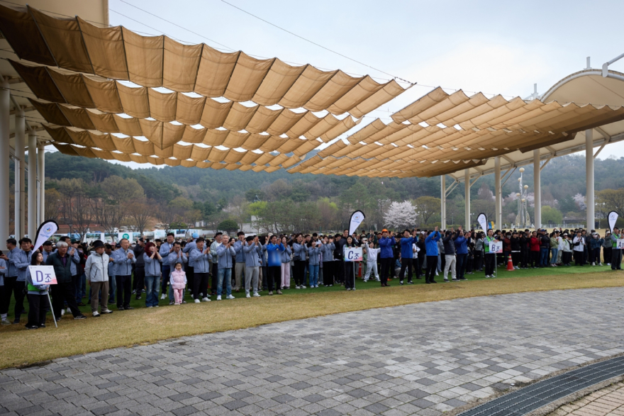 4. ‘제7회 아산시민 건강 걷기대회’ 성황리 개최… 2천여 명 참여(3).jpg